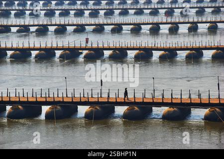 Prayagraj, Uttar Pradesh, India. 28 gennaio 2025. Devoti da tutto il paese e oltre hanno iniziato ad arrivare a Prayagraj per prendere parte al bagno sacro al Maha Kumbh. Che si svolge sulle sponde sacre del Sangam dopo 144 anni, questo Maha Kumbh ha un immenso significato spirituale. Durante tutto il festival, alcune date del bagno sono considerate particolarmente sacre. Mentre il primo Amrit Snan del Maha Kumbh è già stato osservato, il secondo Amrit Snan si svolgerà il 29 gennaio, in occasione di Mauni Amavasya. scrivere il titolo in base a queste informazioni ( Foto Stock