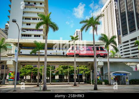 Miami, Stati Uniti - 11 gennaio 2025: Metromover sul ponte nel centro di Miami. Metromover è un treno automatizzato di trasporto pubblico gratuito Foto Stock