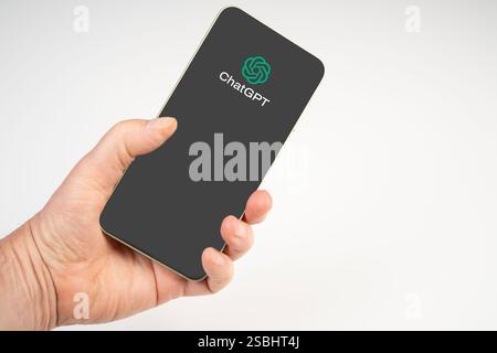 L'app di Chat GBT sul telefono cellulare in mano Foto Stock