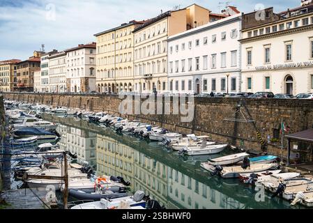Un canale chiamato 'fossi con barche ormeggiate a Venezia nuova, Livorno, Italia Foto Stock