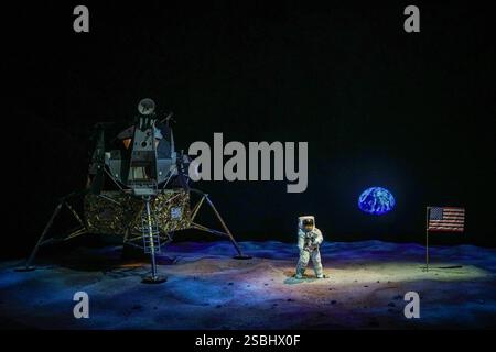 Cape Canaveral, Florida, Stati Uniti - 13 GENNAIO 2025: Scena del famoso programma Apollo, due astronauti manichini che escono dal loro lander lunare e camminano Foto Stock