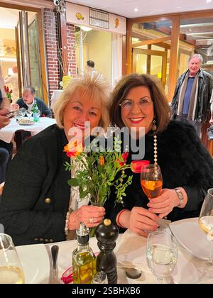 Stefanie Simon und Judith Stückler bei der Feier zum 58. Geburtstag von Judith Stückler in der Trattoria Don Carlo. Berlino, 01.02.2025 Berlino Germania *** Stefanie Simon e Judith Stückler alla celebrazione del Stücklers 58 compleanno di Judith presso la Trattoria Don Carlo Berlin, 01 02 2025 Berlino Germania Copyright: XMatthiasxWehnertx Foto Stock