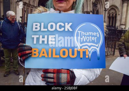 Londra, Regno Unito. 3 febbraio 2025. Un manifestante tiene in mano un cartello "Blocca il salvataggio" durante la manifestazione fuori dalla Royal Courts of Justice. Gli attivisti marciarono dalla Royal Courts of Justice al Rolls Building, esortando la corte a bloccare la richiesta di salvataggio per l'acqua del Tamigi per 3 miliardi di sterline, che secondo gli attivisti costerebbe a ogni famiglia 250 sterline all'anno. I manifestanti chiedono anche che la compagnia idrica venga messa in proprietà pubblica. (Foto di Vuk Valcic/SOPA Images/Sipa USA) credito: SIPA USA/Alamy Live News Foto Stock