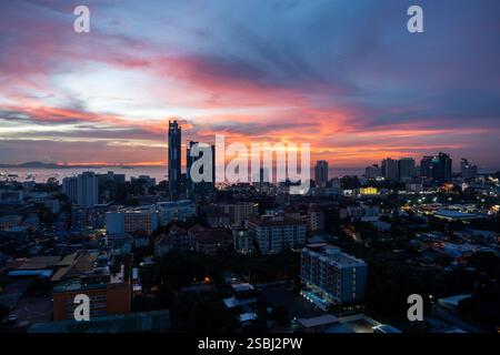 Vista del tramonto dal 22° piano di un condominio nella città di Pattaya, distretto di Chonburi, Thailandia e Asia Foto Stock