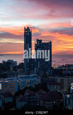 Vista del tramonto dal 22° piano di un condominio nella città di Pattaya, distretto di Chonburi, Thailandia e Asia Foto Stock