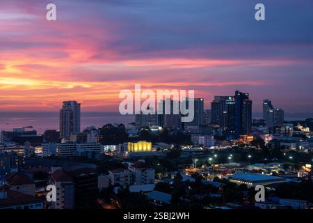 Vista del tramonto dal 22° piano di un condominio nella città di Pattaya, distretto di Chonburi, Thailandia e Asia Foto Stock