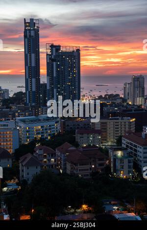 Vista del tramonto dal 22° piano di un condominio nella città di Pattaya, distretto di Chonburi, Thailandia e Asia Foto Stock