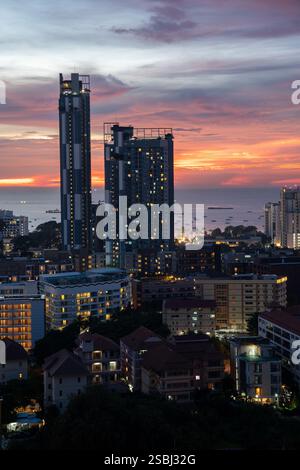 Vista del tramonto dal 22° piano di un condominio nella città di Pattaya, distretto di Chonburi, Thailandia e Asia Foto Stock
