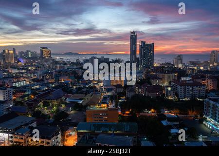 Vista del tramonto dal 22° piano di un condominio nella città di Pattaya, distretto di Chonburi, Thailandia e Asia Foto Stock