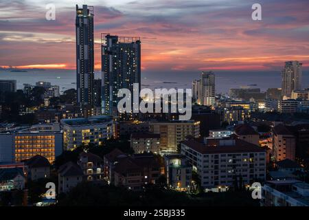 Vista del tramonto dal 22° piano di un condominio nella città di Pattaya, distretto di Chonburi, Thailandia e Asia Foto Stock