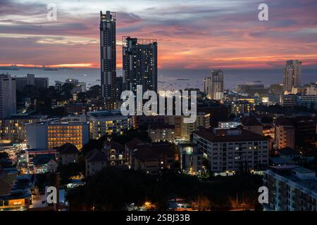Vista del tramonto dal 22° piano di un condominio nella città di Pattaya, distretto di Chonburi, Thailandia e Asia Foto Stock