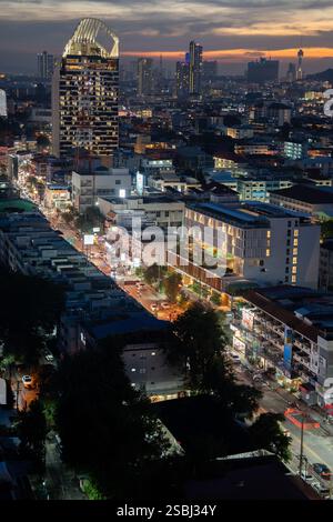 Vista del tramonto dal 22° piano di un condominio nella città di Pattaya, distretto di Chonburi, Thailandia e Asia Foto Stock