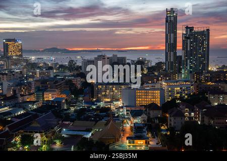 Vista del tramonto dal 22° piano di un condominio nella città di Pattaya, distretto di Chonburi, Thailandia e Asia Foto Stock