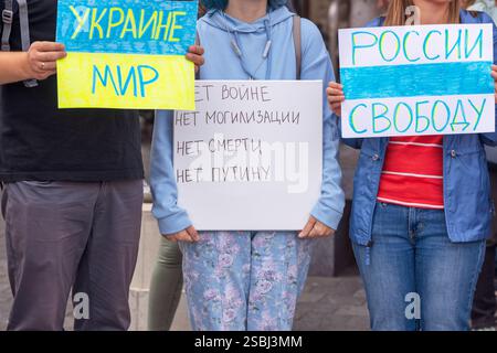 Gruppo di persone che hanno segni di protesta che sostengono la pace per l'Ucraina, la libertà per la Russia, e oppongono guerra, coscrizione, morte, e Putin Foto Stock