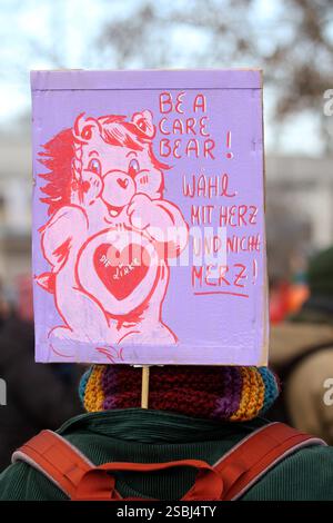 Proteste und Gegenproteste in der Göttinger Innenstadt - Demoplakat mit der Aufschrift: BE A CARE BEAR - WÄHL MIT HERZ UND NICHT MERZ - Abbildung: Bär mit rotem Herz und der Aufschrift: DIE LINKE - Deutschland, GER, DEU, Germania, Göttingen, 01.02.2025 - Unter dem Titel Versammlungsfreiheit statt Extremismus versammelten sich ca. 450 sogenannte Querdenker in der Göttinger Innenstadt vor dem Hauptbahnhof zu einer Protestkundgebung. In Sichtweite der Querdenker-Szene kamen tausende Menschen auf einer Grünfläche zum Gegenprotest zusammen, um gegen die Querdenkerbewegung und gegen rechte Tendenzen Foto Stock