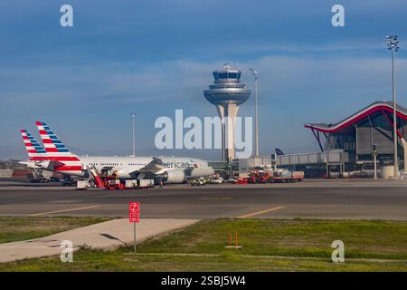 Terminal T4S, torre di controllo e jetliner presso l'aeroporto Adolfo Suárez Madrid-Barajas, Madrid, Spagna. Foto Stock