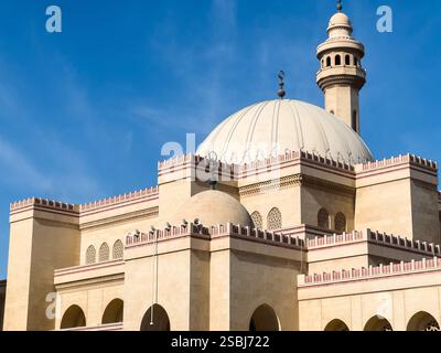 Manama, Bahrein - 5 gennaio 2025: La grande Moschea al Fateh si erge maestosamente sotto un cielo azzurro e limpido, mostrando la sua impressionante architettura e il suo Foto Stock