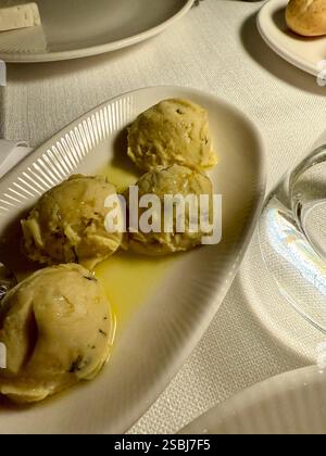 Fava piatti tradizionali turchi con olio d'oliva, antipasti; purea di fagioli o pasta di fagioli. Servita al ristorante Foto Stock