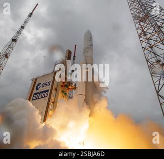 Il James Webb Space Telescope viene lanciato a bordo del razzo Ariane 5 dell'Arianespace il 25 dicembre 2021 dallo Spaceport presso il Centro spaziale Guiana di Kourou, nella Guyana francese. Il James Webb Space Telescope è un grande telescopio a infrarossi con uno specchio primario di 21,3 piedi. La missione studierà ogni fase della storia cosmica dall'interno del nostro sistema solare alle galassie osservabili più lontane dell'universo primitivo. Foto Stock