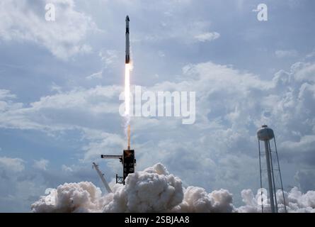 Un razzo Falcon 9 SpaceX lanciato sulla missione SpaceX Demo-2 della NASA verso la stazione spaziale Internazionale. Foto Stock