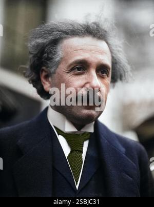 Albert Einstein (14 marzo 1879 – 18 aprile 1955) è stato un fisico tedesco. Sviluppò la teoria generale della relatività, uno dei due pilastri della fisica moderna. È meglio conosciuto nella cultura popolare per la sua formula di equivalenza di massa-energia e = mc2. Nel 1921 ha ricevuto il Premio Nobel per la fisica. Fotografato da Harris & Ewing, 1921. Colorato. Foto Stock
