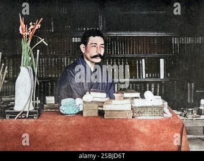 Natsume Soseki (1867-1916), nata Natsume Kin'nosuke, è stata una scrittrice giapponese. Soseki nel suo studio, Sendagi, Tokyo, 1906. Colorato. Foto Stock