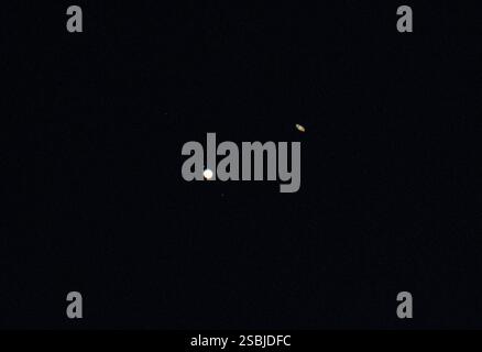 Giove, a sinistra, e Saturno, a destra, si vedono durante la "grande congiunzione", dove i due pianeti apparvero un decimo di grado l'uno dall'altro lunedì 21 dicembre 2020. Vicino a Chapel Hill, North Carolina. Foto Stock