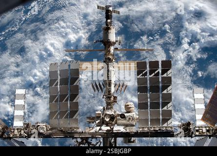 Stazione spaziale Internazionale con la Terra sotto. Questa immagine è stata catturata da un astronauta sulla capsula SpaceX Crew Dragon Endeavor dopo lo sgancio dalla stazione spaziale l'8 novembre 2021. Foto Stock