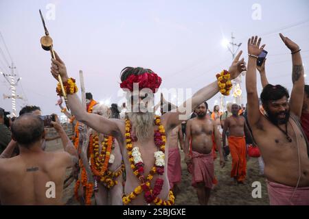 Maha Kumbh Mela a Prayagraj, India Sadhus o uomini santi indù arrivano per fare un bagno sacro, chiamato Shahi Snan al Sangam o la confluenza del fiume Gange, Yamuna e Saraswati, nel terzo bagno reale in occasione di Basant Panchami durante il Maha Kumbh Mela , a Prayagraj, India il 3 febbraio 2025. Secondo i rapporti, più di sette milioni di devoti hanno preso il sacro tuffo nell'auspicabile episodio. Maha Kumbh Mela è un festival religioso indù e pellegrinaggio che si tiene ogni 12 anni in uno dei quattro luoghi sacri del fiume in India. Prayagraj India Copyright: XMatrixxImagesx/XR Foto Stock