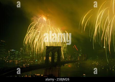Manhattan con fuochi d'artificio e Ponte di Brooklyn, 1983. Fotografia di Bernard Gotfryd. Foto Stock