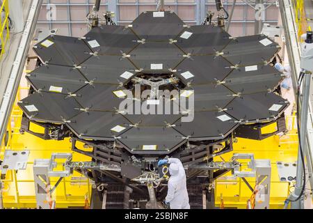 I 18 specchi che compongono lo specchio primario del James Webb Space Telescope sono stati completamente installati presso il Goddard Space Flight Center della NASA a Greenbelt, Maryland. Febbraio 2016. Foto Stock