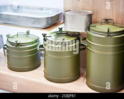 Esposizione di termos in metallo verde dell'esercito in negozio Foto Stock