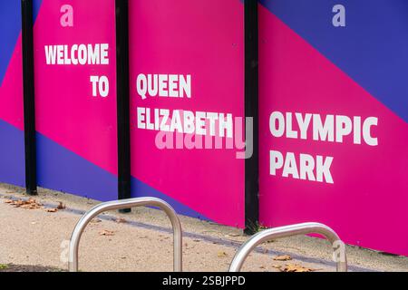 Londra, Regno Unito - 13 novembre 2024: Il Queen Elizabeth Olympic Park è un grande parco pubblico a Stratford, East London, che è stato sviluppato per la Foto Stock