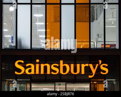 Londra, Regno Unito - 27 ottobre 2024: Sainsburys è una delle catene di supermercati più grandi e conosciute del Regno Unito. Foto Stock