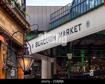 Londra, Regno Unito - 27 ottobre 2024: Borough Market è uno dei mercati alimentari più antichi e rinomati, situato vicino al London Bridge di Londra Foto Stock