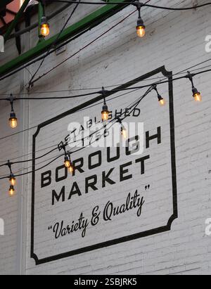 Londra, Regno Unito - 27 ottobre 2024: Borough Market è uno dei mercati alimentari più antichi e rinomati, situato vicino al London Bridge di Londra Foto Stock