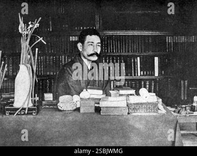 Natsume Soseki (1867-1916), nata Natsume Kin'nosuke, è stata una scrittrice giapponese. Soseki nel suo studio, Sendagi, Tokyo, 1906. Foto Stock