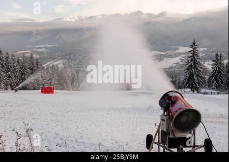 Snow Cannons in funzione presso la stazione sciistica di Zakopane, Polonia Foto Stock