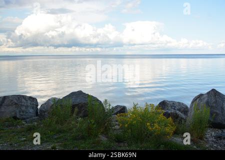 Riflesso nuvoloso sul lago a Mackinac Island Michigan USA Foto Stock