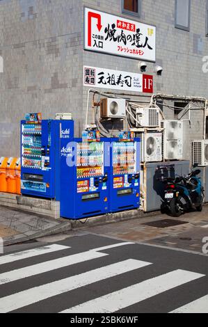 Distributori automatici di bevande all'esterno di un condominio ad Asakusa, Tokyo, Giappone. Foto Stock