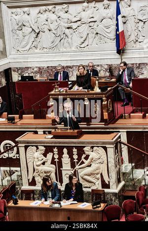 Parigi, Francia. 16 gennaio 2024. Il primo ministro Francois Bayrou annuncia l'uso dell'articolo 49,3 della Costituzione francese per approvare la legge sul finanziamento della sicurezza sociale del 2025, durante la sessione di dibattito del 3 febbraio 2025, all'Assemblea nazionale. - 16/01/2024 - Francia/Parigi - Antonin Burat/le Pictorium credito: LE PICTORIUM/Alamy Live News Foto Stock