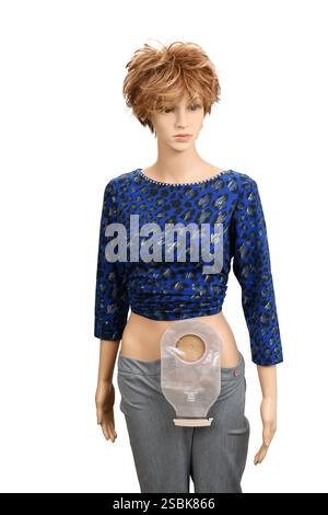 Shot verticale di una donna manichina che indossa un sacchetto di colostomia in due parti. Foto Stock