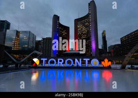 Toronto, ONTARIO, Canada – 19 dicembre 2022: Insegna Toronro a Nathan Phillips Square nel centro di Toronto Foto Stock