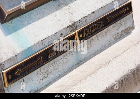 Una targa di bronzo segna il confine tra Nevada e Arizona sulla storica diga di Hoover, che ne mostra il significato architettonico. Foto Stock