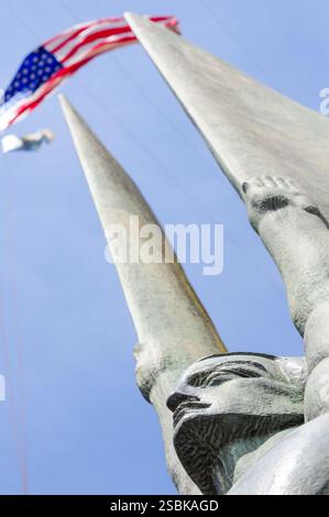 Diga di Hoover, Nevada, Stati Uniti. 1 maggio 2012: Primo piano delle figure alate della Repubblica alla diga di Hoover con bandiera americana sullo sfondo. Foto Stock
