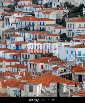 Primo piano di case bianche con finestre e porte blu e tetti arancioni, su un'isola greca nel Mediterraneo Foto Stock