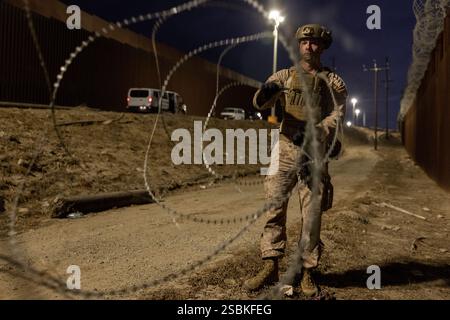 Un Marine degli Stati Uniti con il 1st Combat Engineer Battalion, 1st Marine Division, srotola il filo della concertina lungo il confine meridionale vicino a San Ysidro, California, 25 gennaio 2025. Il comando del Nord degli Stati Uniti sta collaborando con il Dipartimento della sicurezza interna con l'installazione di barriere fisiche temporanee per aggiungere ulteriore sicurezza che limiterà i valichi di frontiera illegali. (Foto del corpo dei Marines degli Stati Uniti del sergente Kyle Chan) Foto Stock