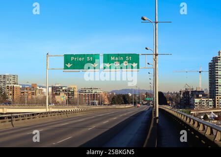 Georgia Viaduct a Vancouver, British Columbia, con indicazioni stradali per Main Street e Prior Street. Foto Stock