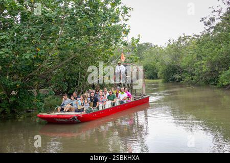 EVERGLADES, STATI UNITI - 18 gennaio 2025: Gruppo di turisti internazionali a bordo di un idroscivolante. Le Everglades sono una regione naturale di zone umide nella so Foto Stock