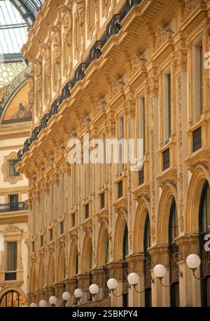 La Galleria Vittorio Emanuele II è la più antica galleria di negozi attiva d'Italia e un importante punto di riferimento di Milano. Ospitata all'interno di un doppio arcade a quattro piani nel centro della città, la Galleria prende il nome da Vittorio Emanuele II, il primo re del Regno d'Italia. Fu progettato nel 1861 e costruito dall'architetto Giuseppe Mengoni tra il 1865 e il 1877. Milano, Italia Foto Stock